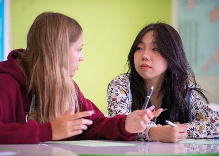 two-headington-stuendts-speaking-english-to-one-another-in-class