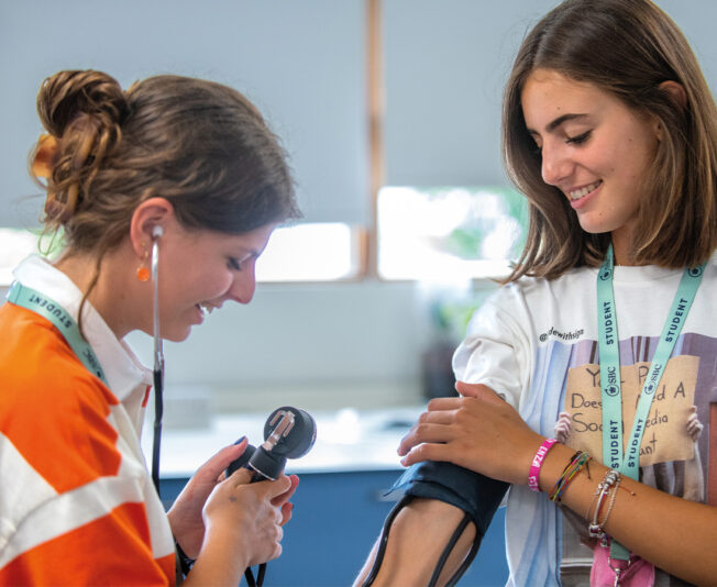 medicine-students-doing-practical-lesson