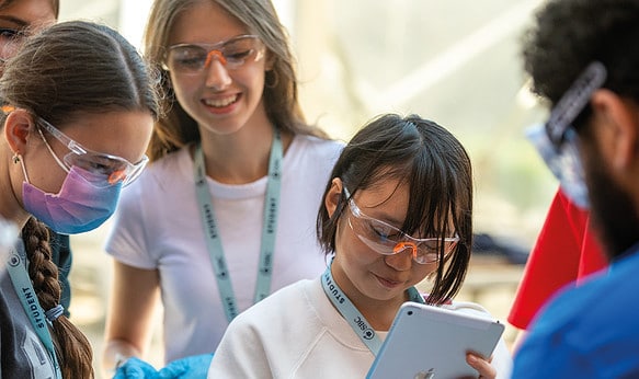 medicine-students-using-ipad