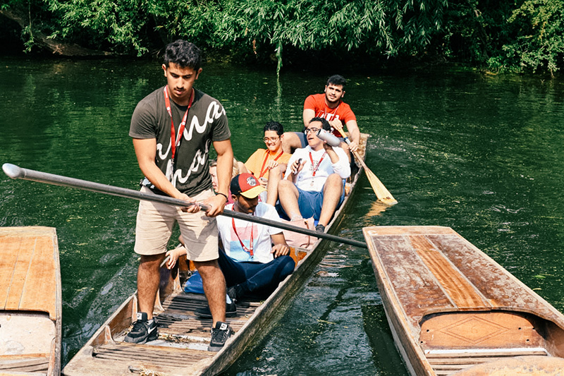 sbc students punting in oxford lowres