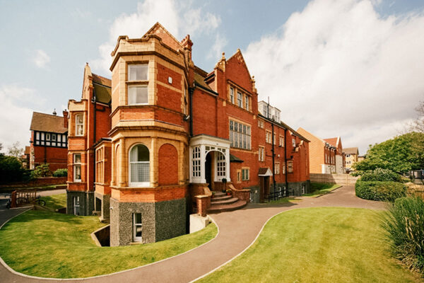 Earlscliffe College and grounds