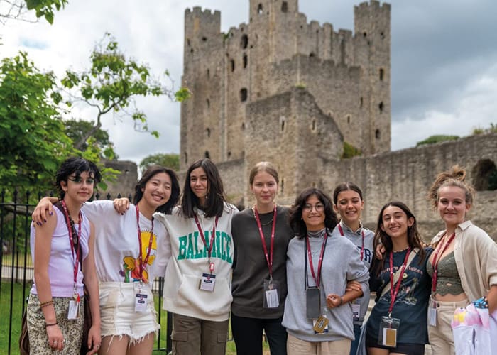 Rochester-students-outside-castle-summer-2022