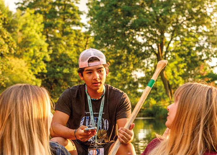 SBC-student-talking-with-staff-punting-oxford