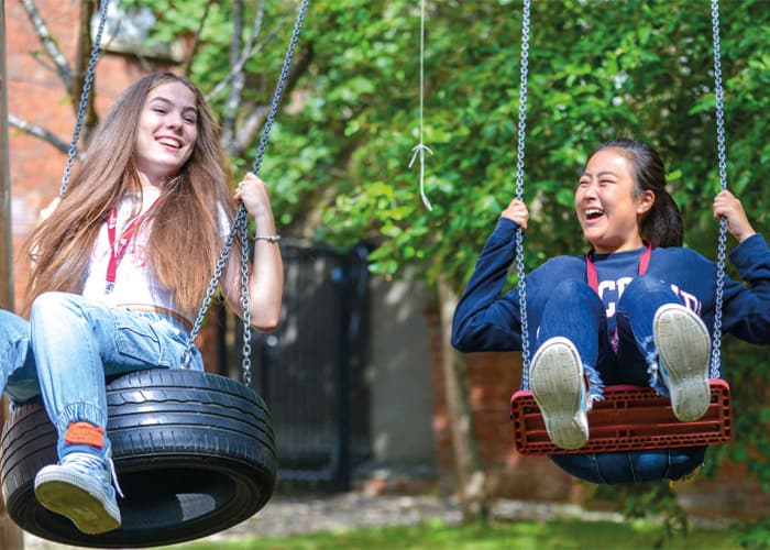 Oxford-college-students-smiling-in-university-park