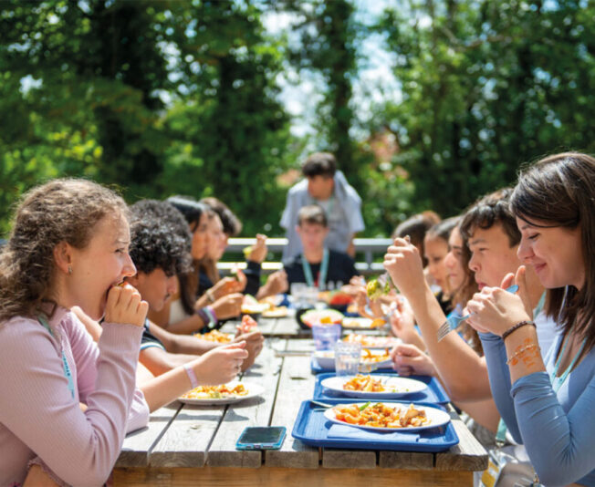 summer-boarding-courses-students-eating-lunch-outdoors-summer-uk