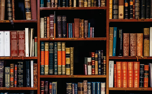 Bookshelf-with-leadership-books-on