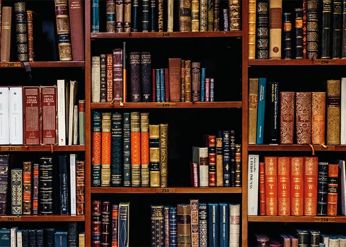 Bookshelf-with-leadership-books-on