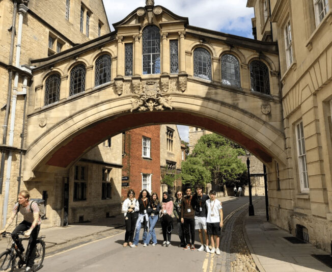 UK-London-summer-school-students-at-oxford-with-sbc