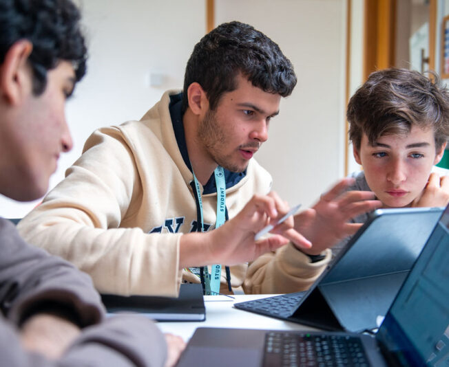 A student learning how to apply to oxford via their graduate admissions process